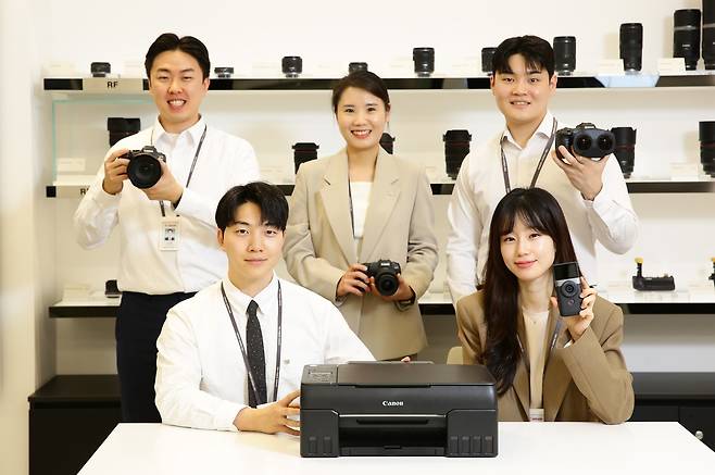 캐논코리아 임직원들이 자사 제품을 소개하는 모습. [캐논코리아 제공]