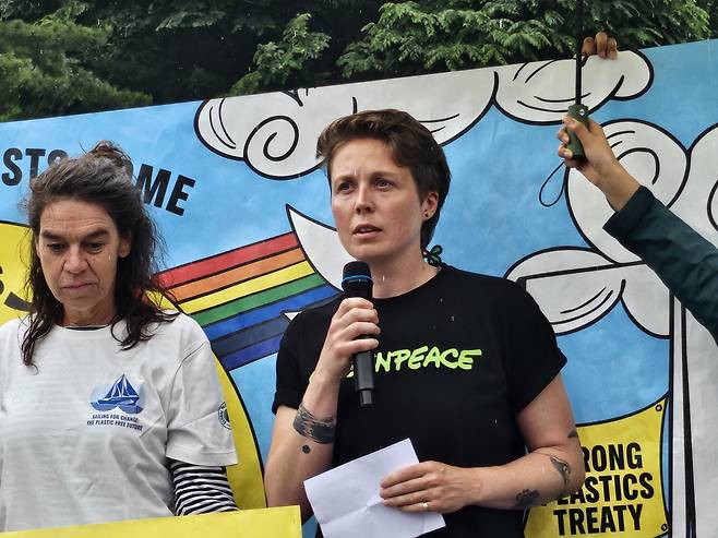 지난 16일 알 윌슨 그린피스 인터내셔널 액티비스트가 서울중앙지방법원 앞에서 열린 기자회견에서 발언하고 있다. 김광우 기자.