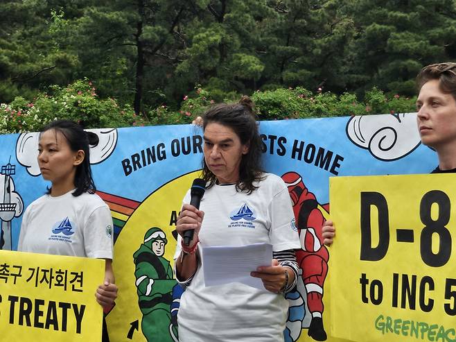 지난 16일 레인보우 워리어호 헤티 기넨 선장이 서울중앙지방법원 앞에서 열린 기자회견에서 발언하고 있다. 김광우 기자.