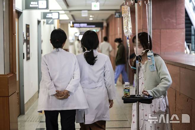 [서울=뉴시스] 정병혁 기자 = 7일 서울시내 대학병원에서 의료진이 이동하고 있다. 2025.02.07. jhope@newsis.com