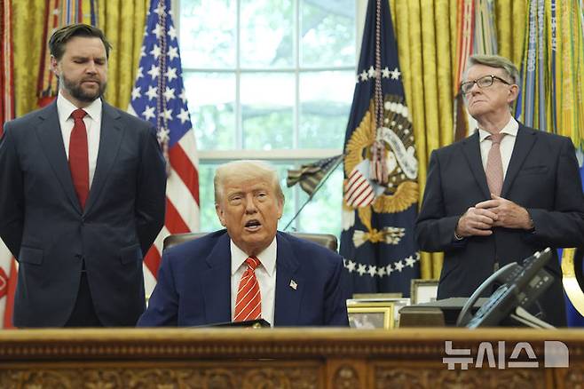 [워싱턴=AP/뉴시스]도널드 트럼프 미국 대통령이 8일(현지 시간) 백악관 집무실에서 JD 밴스 부통령, 피터 맨델슨 주영국대사를 배석한 채 영국과의 무역합의를 발표하고 있다. 2025.05.09.