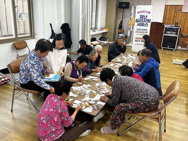 [안동=뉴시스] 지난 3월 대피소에서 산불피해 주민들을 대상으로 심리치유 프로그램이 진행되고 있다. (사진=경북도 제공) 2025.05.20 photo@newsis.com *재판매 및 DB 금지