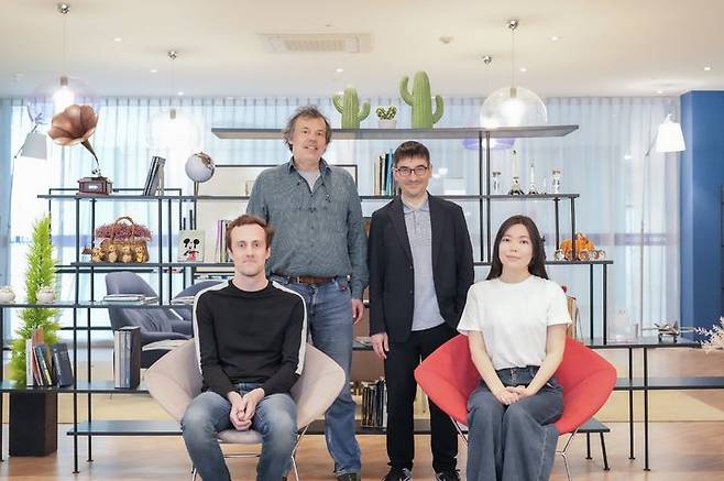 [울산=뉴시스] 구미현 기자 = UNIST 연구진. 사진 좌측 상단부터 시계방향으로 안톤 가트너 특훈교수, 스테판 롤랑 IBS 연구위원(현 UNIST 연구부교수), 카디샤 살레모바 연구원, 피터 기어리 연구원(제1저자). 2025.05.20. photo@newsis.com *재판매 및 DB 금지