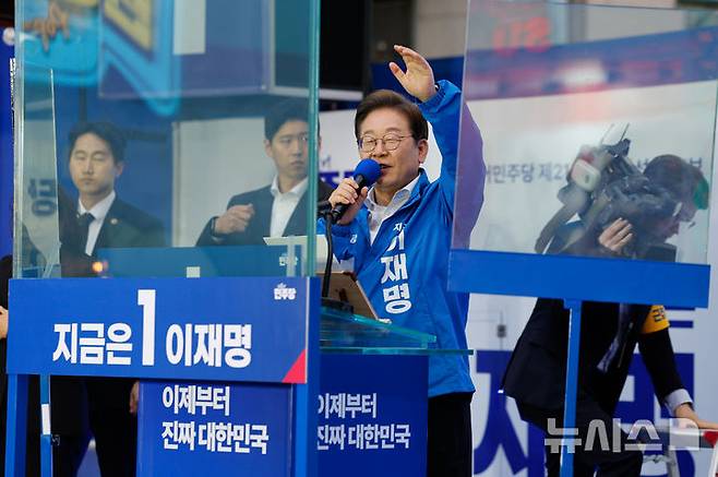 [서울=뉴시스] 권창회 기자 = 이재명 더불어민주당 대선 후보가 19일 서울 마포구 KT&G 상상마당 인근에서  방탄유리가 설치된 유세차에 올라 유세하고 있다. (공동취재) 2025.05.19. photo@newsis.com