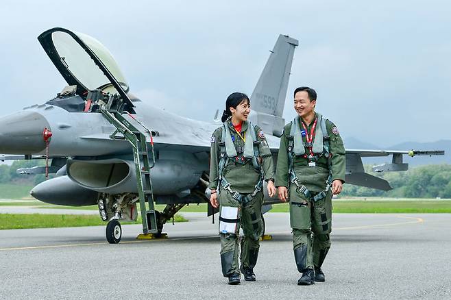 [서울=뉴시스] KF-16 전투기 앞에서 강명진 소령, 윤해림 소령 부부가 함께 걸어오고 있다. (사진=공군 제공) 2025.05.20. photo@newsis.com *재판매 및 DB 금지