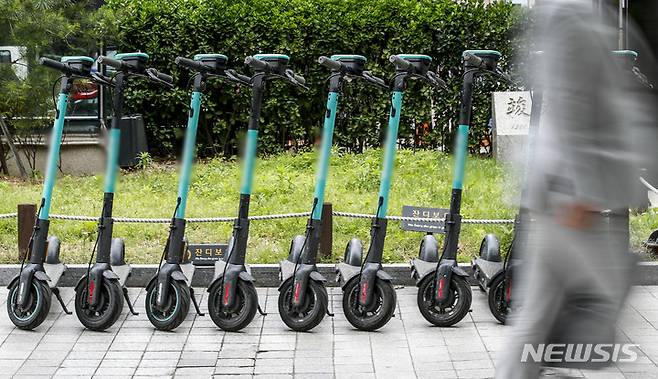[서울=뉴시스] 정병혁 기자 = 22일 서울 시내 도로에 전동 킥보드가 세워져 있다. 해당 사진은 기사 내용과 직접적인 관계 없음. 2023.05.22. jhope@newsis.com