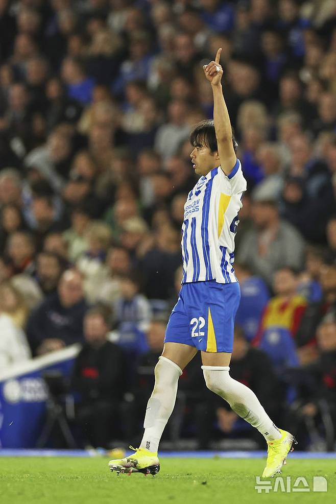 [브라이턴=AP/뉴시스] 브라이턴의 미토마 카오루가 19일(현지 시간) 영국 브라이턴의 아메리칸 익스프레스 스타디움에서 열린 2024-25 프리미어리그(EPL) 37라운드 리버풀과의 경기 후반 24분 동점 골(10호)을 넣은 후 세리머니하고 있다. 미토마는 이 골로 일본 선수 최초로 EPL 두 자릿수 득점을 달성했고 브라이턴은 이미 우승을 확정한 리버풀에 3-2 역전승을 거뒀다. 2025.05.20.