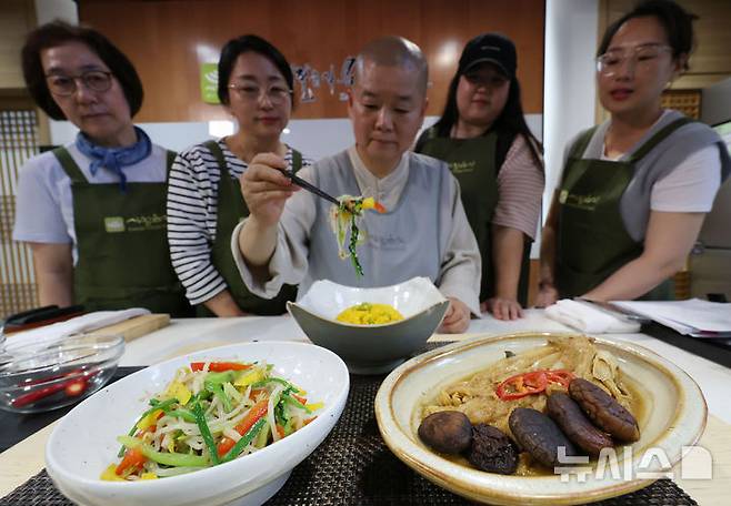 [서울=뉴시스] 조수정 기자 = 국가유산청이 '사찰 음식'을 국가무형유산으로 지정했다. 20일 서울 종로구 한국사찰음식문화체험관에서 중제스님이 사찰음식을 요리하며 강의하고 있다. 2025.05.20. chocrystal@newsis.com