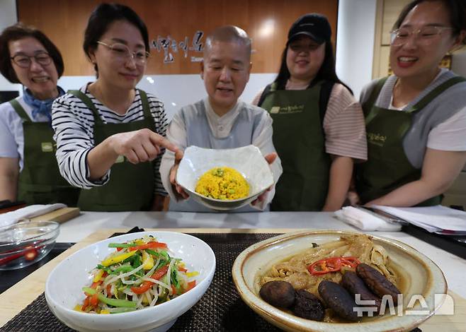 [서울=뉴시스] 조수정 기자 = 국가유산청이 '사찰 음식'을 국가무형유산으로 지정했다. 20일 서울 종로구 한국사찰음식문화체험관에서 중제스님이 사찰음식을 요리하며 강의하고 있다. 2025.05.20. chocrystal@newsis.com