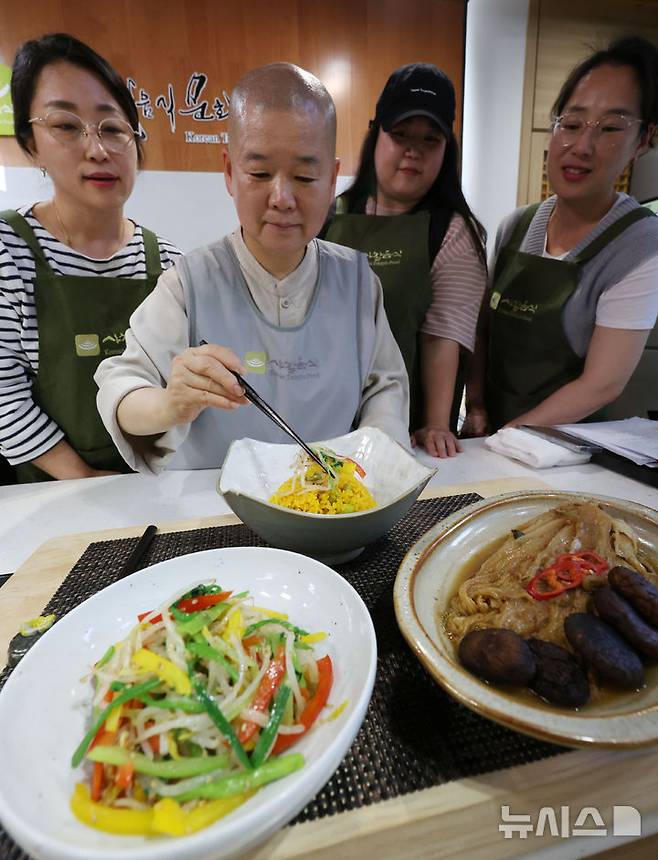 [서울=뉴시스] 조수정 기자 = 국가유산청이 '사찰 음식'을 국가무형유산으로 지정했다. 20일 서울 종로구 한국사찰음식문화체험관에서 중제스님이 사찰음식을 요리하며 강의하고 있다. 2025.05.20. chocrystal@newsis.com