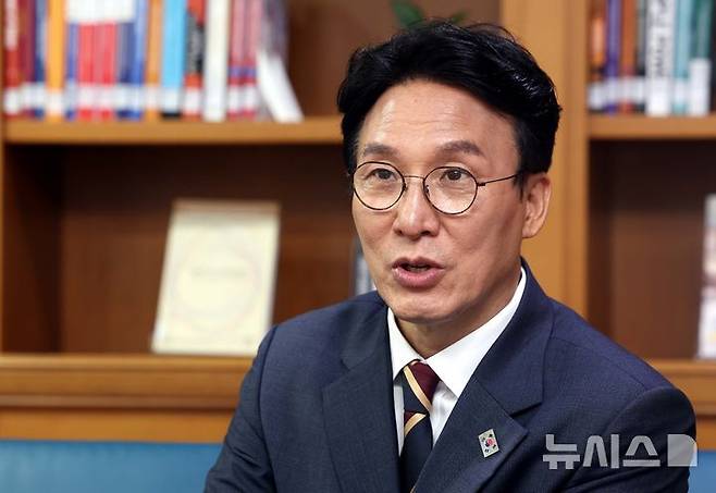 [서울=뉴시스] 조성봉 기자= 김민석 더불어민주당 상임 공동선거대책위원장이 19일 서울 여의도 국회 의원회관에서 뉴시스와 인터뷰를 하고 있다. 2025.05.20. suncho21@newsis.com