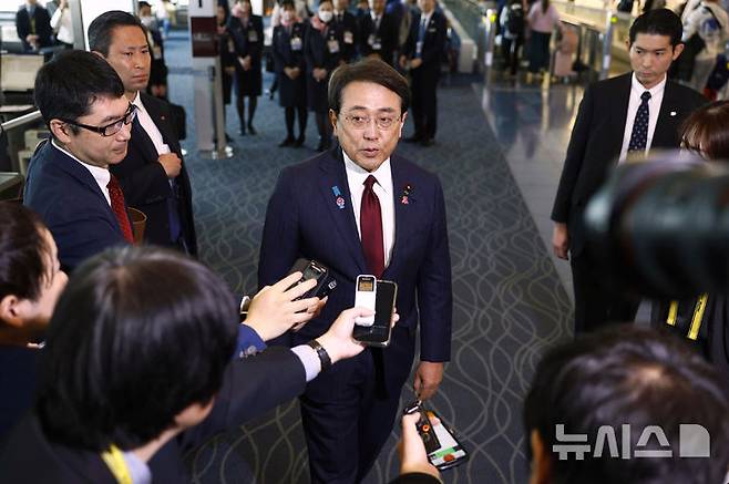 [도쿄=AP/뉴시스] 미국과 일본이 이번 주 별도로 환율과 3차 관세 협상을 벌일 전망이다. 사진은 미국과의 무역 협상을 이끄는 아카자와 료세이 일본 경제재생상이 지난달 16일 도쿄 하네다 국제공항에서 출국길 만난 취재진과 기자회견 하고 있는 모습. 2025.05.20.