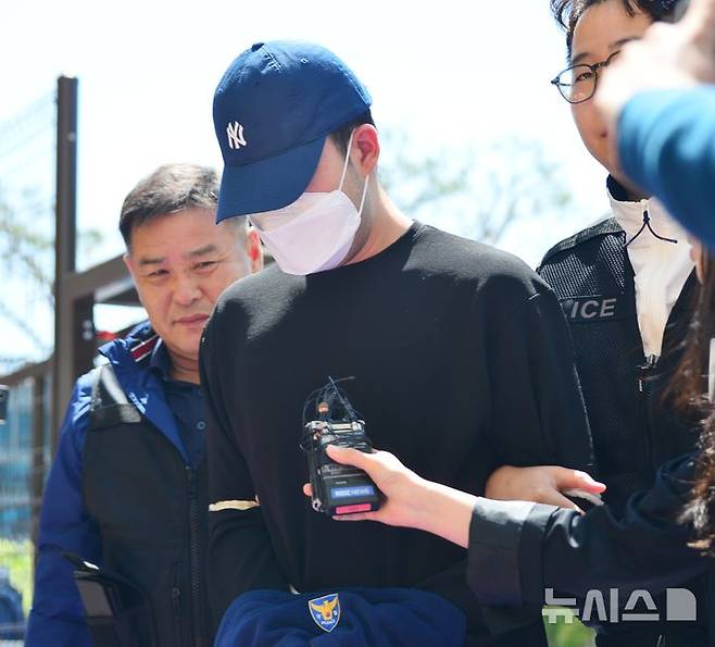 [청주=뉴시스] 서주영 기자 = 충북 청주의 한 고등학교에서 흉기 난동을 부린 10대 피의자가 30일 오후 청주지방법원으로 구속 전 피의자 심문(영장실질심사)을 받기 위해 출석하고 있다. 2025.04.30. juyeong@newsis.com