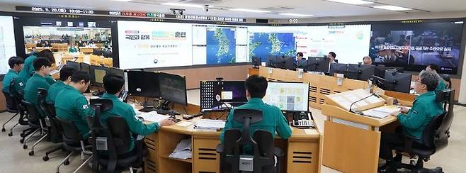 [대전=뉴시스] 20일 임상섭 산림청장(오른쪽 첫째)이 중앙산림재난상황실에서 산사태 재난대비 '안전한국훈련'을 지휘하고 있다.(사진=산림청 제공)   *재판매 및 DB 금지
