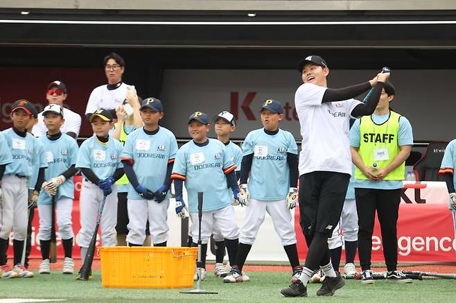 [서울=뉴시스]한국프로야구선수협회는 지난 19일 수원 KT 위즈파크에서 KT 위즈와 함께 유소년 야구클리닉 '두드림(DODREAM)'을 진행했다고 20일 밝혔다. (사진 = 한국프로야구선수협회 제공) 2025.05.20 photo@newsis.com *재판매 및 DB 금지