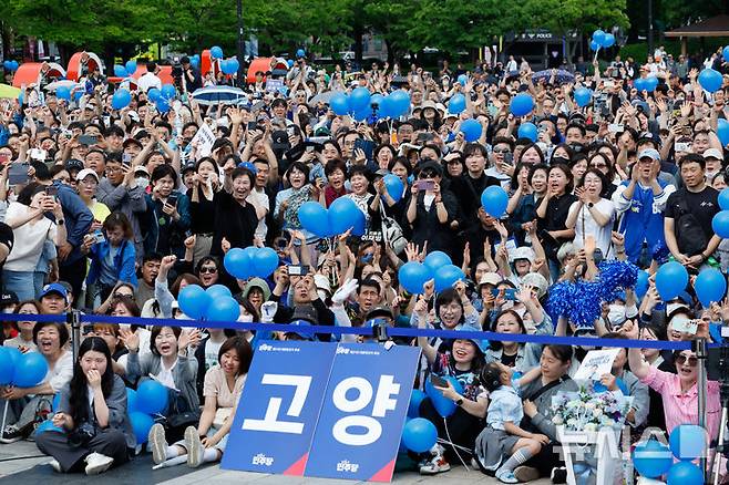 [고양=뉴시스] 조성우 기자 = 이재명 더불어민주당 대선후보가 20일 경기 고양시 일산동구 일산문화광장 앞에서 열린 집중유세에 나선 가운데 이 후보 연설을 지켜보고 환호하고 있다. (공동취재) 2025.05.20. photo@newsis.com