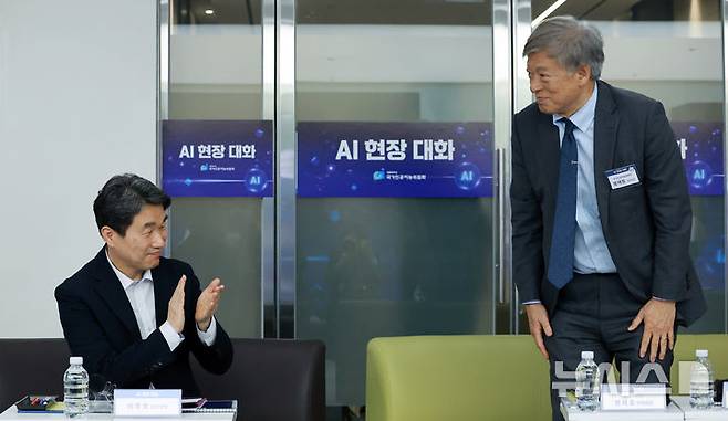 [서울=뉴시스] 고범준 기자 = 이주호 대통령 권한대행 부총리 겸 교육부 장관이 20일 서울 중구 한국재정정보원에서 열린 국가인공지능위원회 현장소통 간담회에 참석해 박수치고 있다. 오른쪽은 염재호 국가인공지능위원회 부위원장. (대통령실통신사진기자단) 2025.05.20. bjko@newsis.com