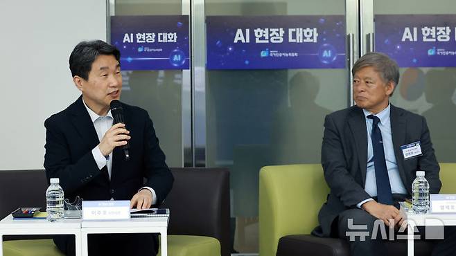 [서울=뉴시스] 고범준 기자 = 이주호 대통령 권한대행 부총리 겸 교육부 장관이 20일 서울 중구 한국재정정보원에서 열린 국가인공지능위원회 현장소통 간담회에서 발언하고 있다. 오른쪽은 염재호 국가인공지능위원회 부위원장. (대통령실통신사진기자단) 2025.05.20. bjko@newsis.com