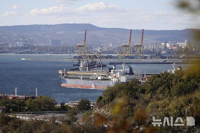 [노보로시스크(러시아)=AP/뉴시스]유럽연합(EU)이 러시아산 원유에 적용되는 상한가를 낮춰 대(對)러시아 경제 제재 강화를 추진한다고 외신이 보도했다. 사진은 2022년 10월11일 러시아 노보로시스크에 러시아의 그림자 함대로 의심되는 유조선 한 척이 정박한 모습. 2025.05.15.