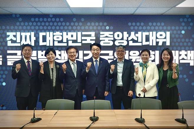 [서울=뉴시스] 더불어민주당 중앙선거대책위원회 산하 조직이 '세계의 날'인 20일을 맞아 글로벌 사우스 협력을 위한 정책 공약 제안서를 정책본부에 전달했다. (사진=이재정 민주당 의원실 제공) 2025.05.20. photo@newsis.com *재판매 및 DB 금지