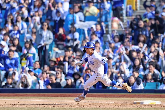 [서울=뉴시스] 프로야구 삼성 라이온즈 김지찬이 9일 대구 삼성라이온즈파크에서 열린 2025 KBO 시범경기 SSG 랜더스와의 경기에서 6회말 2타점 적시타를 치고 베이스를 돌고 있다. (사진=삼성 라이온즈 제공) 2025.03.09. *재판매 및 DB 금지