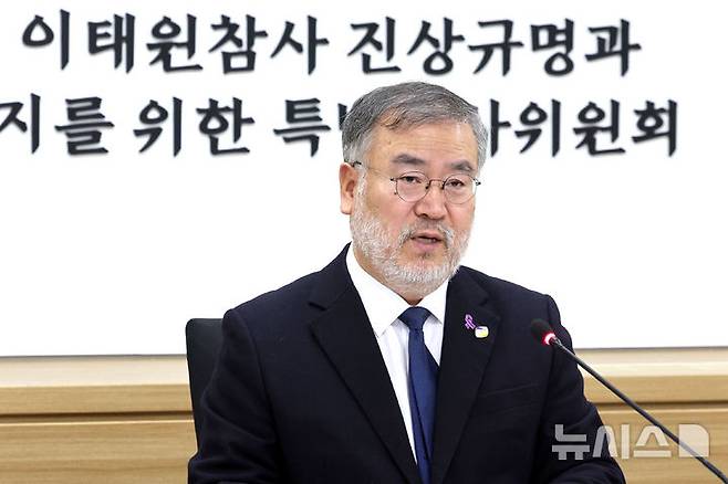 [서울=뉴시스] 김금보 기자 = 송기춘 10.29 이태원참사 진상규명과 재발방지를 위한 특별조사위원회 위원장이 19일 서울 중구 특조위에서 열린 출범 100일 기자간담회에서 발언을 하고 있다. 2024.12.19. kgb@newsis.com