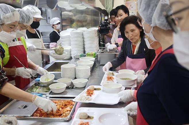 [서울=뉴시스] 권창회 기자 = 김문수 국민의힘 대선 후보 부인 설난영 여사가 20일 서울 은평구 서울시립은평노인종합복지관을 방문해 배식봉사를 하고 있다. (사진=국민의힘 제공) 2025.05.20. photo@newsis.com *재판매 및 DB 금지
