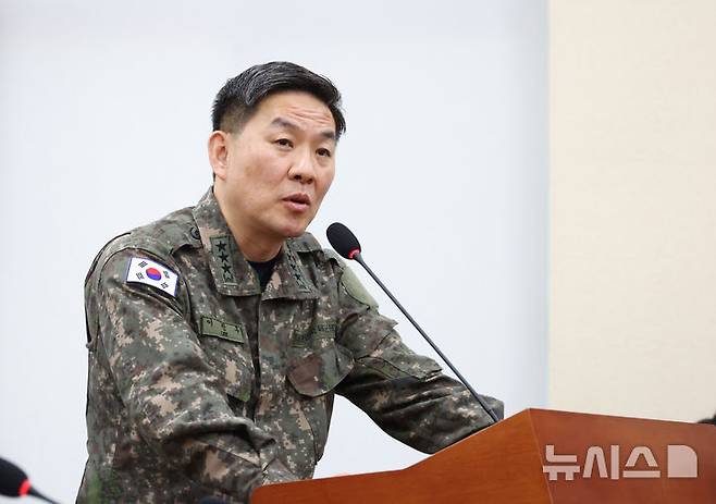 [서울=뉴시스] 고승민 기자 = 이진우 전 육군수도방위사령관이 6일 서울 여의도 국회에서 열린 윤석열 정부의 비상계엄 선포를 통한 내란혐의 진상규명 국정조사특별위원회 전체회의(청문회)에서 의원 질의에 답하고 있다. 2025.02.06. kkssmm99@newsis.com