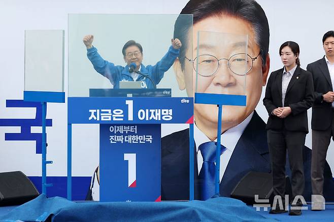 [고양=뉴시스] 조성우 기자 = 이재명 더불어민주당 대선후보가 20일 경기 고양시 일산동구 일산문화광장 앞에서 열린 집중유세에서 연설에 앞서 방탄 유리막이 설치된 연단에서 두 손을 들어 보이고 있다. 2025.05.20. xconfind@newsis.com