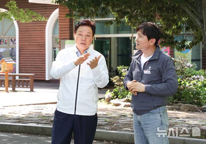 [진주=뉴시스]박완수 경남도지사가 20일 오후 진주시 이반성면에 있는 경상남도수목원에서 강명효 경상남도산림환경연구원장과 수목원 활성화 사업 추진 방향에 대해 얘기하고 있다.(사진=경남도 제공) 2025.05.20. photo@newsis.com