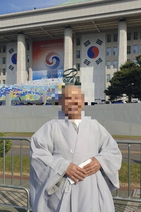 2022년 5월 10일, 세계법왕일붕문도중앙회 네이버 밴드에 올라온 게시물. 승려 정 모 씨 뒤로 ‘제20대 대통령 취임식’이라고 적힌 현수막이 눈에 띈다. 이날 대통령 취임식은 국회의사당에서 진행됐다. 