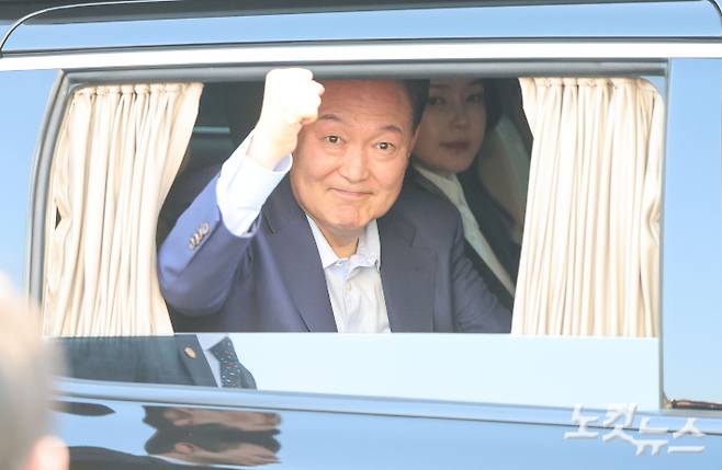 윤석열 전 대통령이 서울 용산구 한남동 대통령 관저를 떠나 서초동 사저로 이동하며 지지자들과 인사를 하고 있다. 류영주 기자