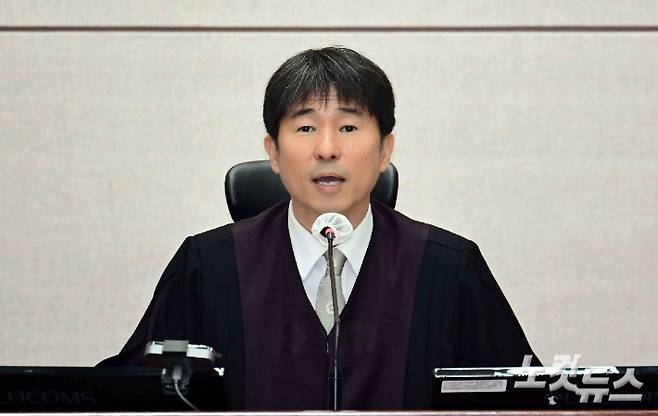 지귀연 부장판사가 21일 오전 서울 서초구 서울중앙지법 417호 법정에서 열린 윤석열 전 대통령의 내란 우두머리 혐의 재판을 하기 전 언론 공개에 대한 발언을 하고 있다. 사진공동취재단