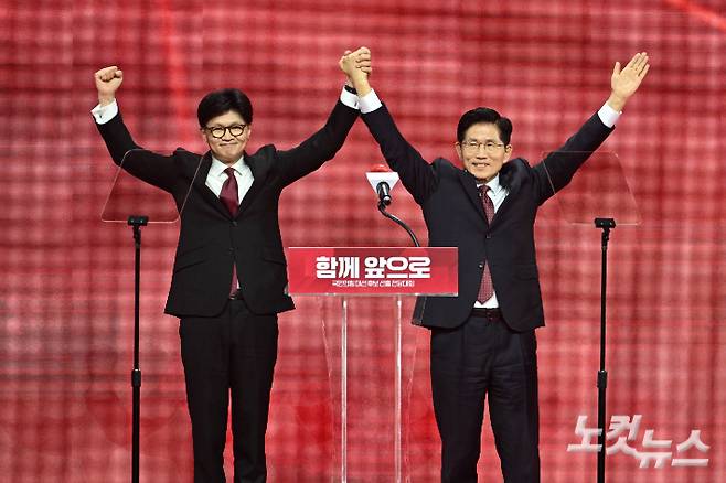 3일 경기도 일산 킨텍스에서 열린 국민의힘 제21대 대통령 선거 후보 선출을 위한 제5차 전당대회에서 대선 후보로 선출된 김문수 대선 후보가 함께 경선을 치른 한동훈 후보와 함께 손을 들어보이고 있다. 윤창원 기자