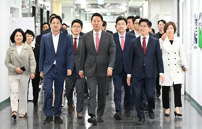 오세훈 서울시장이 19일(월) 서울시청에서 열린 '약자와 동행하는 서울 토론회'에 개혁신당 이준석 대선 후보(왼쪽에서 첫 번째), 국민의힘 김문수 대선 후보(왼쪽에서 세 번째)와 입장하고 있다. 서울시 제공