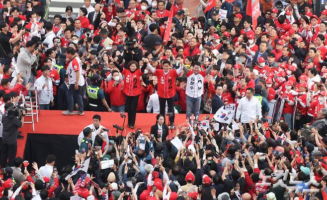 김문수 국민의힘 대선 후보와 나경원, 안철수 공동선거대책위원장이 19일 오후 서울 중구 서울역 광장에서 진행된 "쏘울을 새롭게" 서울역 광장 유세에서 지지를 호소하고 있다. 황진환 기자