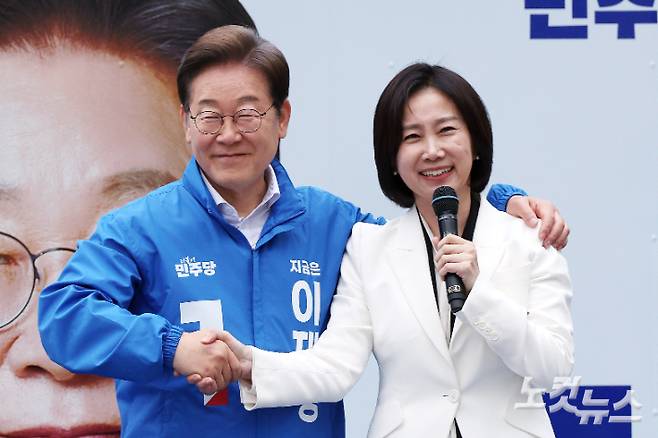 개혁신당 허은아 전 대표가 지난 19일 서울 영등포구 타임스퀘어 광장에서 열린 더불어민주당 이재명 후보의 선거 유세에서 지지를 선언하고 있다. 허 전 대표는 올해 4월 개혁신당 이준석 후보와 갈등 끝에 탈당했다. 윤창원 기자