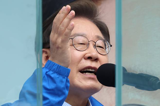 더불어민주당 이재명 대선 후보가 20일 경기 의정부 로데오거리에서 열린 유세에서 시민들에게 지지를 호소하고 있다. 연합뉴스