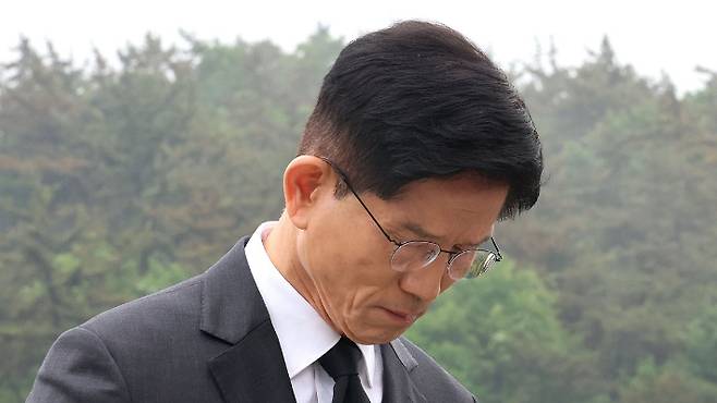 국민의힘 김문수 대선 후보가 17일 광주 북구 국립 5·18 민주묘지를 찾아 참배하고 있다. 연합뉴스