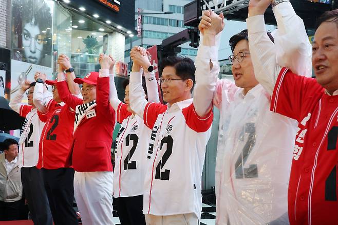국민의힘 김문수 대선 후보가 16일 대전 중구 으능정이거리 일대에서 유세를 하고 있다. 연합뉴스
