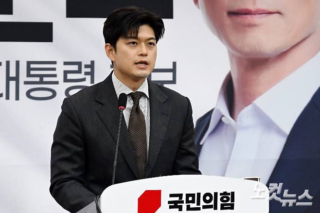 국민의힘 김용태 비상대책위원장이 20일 서울 여의도 국회에서 김문수 후보 배우자 설난영, 더불어민주당 이재명 후보 배우자 김혜경 여사 등 대통령 후보 배우자 TV 토론을 제안하고 있다. 윤창원 기자