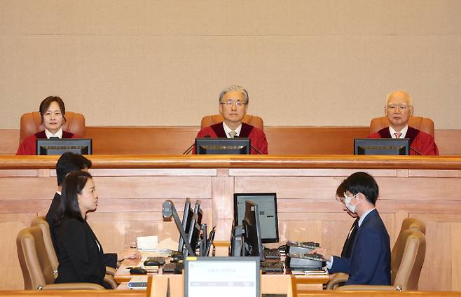 20일 서울 종로구 헌법재판소 대심판정에서 열린 손준성 대구고검 차장검사(검사장) 탄핵심판 2차 변론에서 김형두 헌법재판소장 권한대행을 비롯한 재판관들이 재판 시작을 기다리고 있다. 연합뉴스