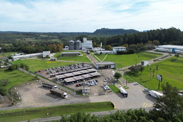 16일(현지시간) 드론으로 촬영된 브라질 히우그란지두술주(州) 몬치네그루 지역의 양계 시설. 로이터연합뉴스