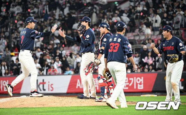 [OSEN=수원, 이대선 기자] 롯데와 KT가 더블헤더 2차전에서 승부를 가리지 못했다. 프로야구 롯데 자이언츠는 11일 수원KT위즈파크에서 열린 2025 신한 SOL뱅크 KBO리그 KT 위즈와의 더블헤더 2차전(시즌 6차전)에서 1-1 무승부를 거뒀다.경기 종료 후 롯데 선수들이 하이파이브를 나누고 있다. 2025.05.11 /sunday@osen.co.kr