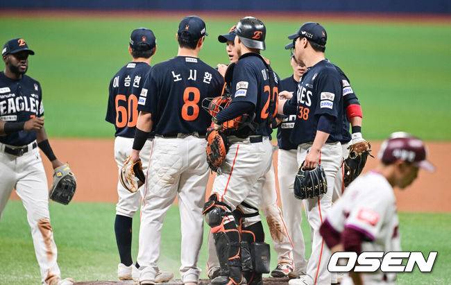 [OSEN=고척, 박준형 기자] 프로야구 한화 이글스가 파죽의 12연승을 질주했다.한화는 11일 서울 고척스카이돔에서 열린 ‘2025 신한은행 SOL Bank KBO리그’ 키움 히어로즈와의 경기에서 8-0 완승을 거뒀다. 이날 승리로 한화는 11연승에 성공했다. 1992년 5월 23일 청주 쌍방울 더블헤더 2차전 승리 이후 1만2041일 만에 12연승이다.&nbsp;경기종료 후 한화 선수들이 승리의 기쁨을 나누고 있다. 2025.05.11 / soul1014@osen.co.kr