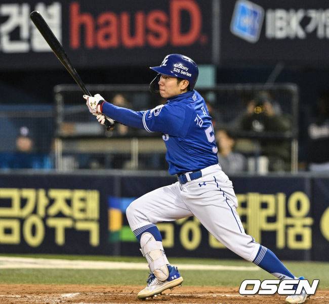 [OSEN=잠실, 조은정 기자]29일 서울 송파구 잠실야구장에서 2025 신한 SOL Bank KBO리그 두산 베어스와 삼성 라이온즈의 경기가 열렸다.이날 홈팀 두산은 잭로그를, 원정팀 삼성은 원태인을 선발 투수로 내세웠다.7회초 1사 2,3루 삼성 김지찬이 중전 적시타를 날리고 있다. 2025.03.29 /cej@osen.co.kr