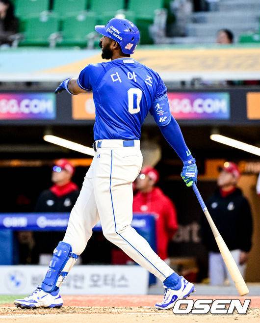 [OSEN=인천, 조은정 기자]30일 오후 인천 SSG랜더스필드에서 2025 신한 SOL Bank KBO리그 SSG 랜더스와 삼성 라이온즈 경기가 열렸다.이날 경기에 SSG는 문승원, 삼성은 원태인을 선발 투수로 내세웠다.3회초 무사 2,3루 삼성 디아즈가 희생타를 날리고 있다. 2025.04.30 /cej@osen.co.kr