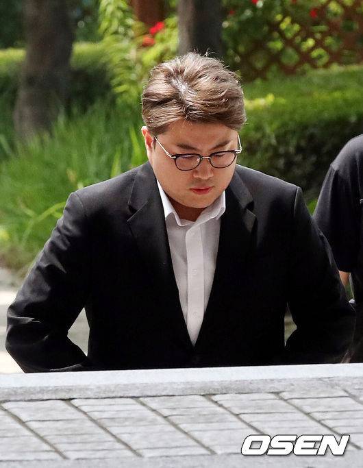 [OSEN=민경훈 기자] '음주 뺑소니' 혐의로 구속영장이 청구된 가수 김호중이&nbsp;24일 서울중앙지법에서 구속 전 피의자 심문(영장실질심사)을 가졌다.검찰은 전날 경찰의 신청에 따라 김호중에 대해 특정범죄가중처벌법상 위험운전치상, 도주치상 등 혐의로 구속영장을 청구했다. 그의 소속사 대표와 전 본부장에 대해서도 구속영장이 청구됐다.가수 김호중이 고개를 숙인채 출석하고 있다. 2024.05.24 /rumi@osen.co.kr
