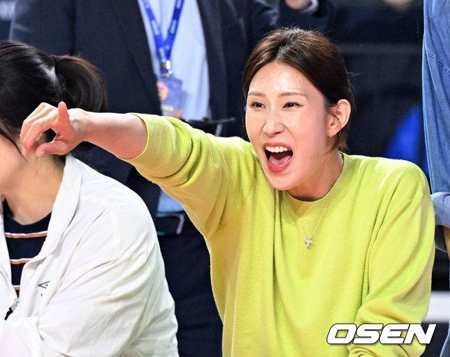 코트 떠나는 내 친구 '웃으며 안녕'