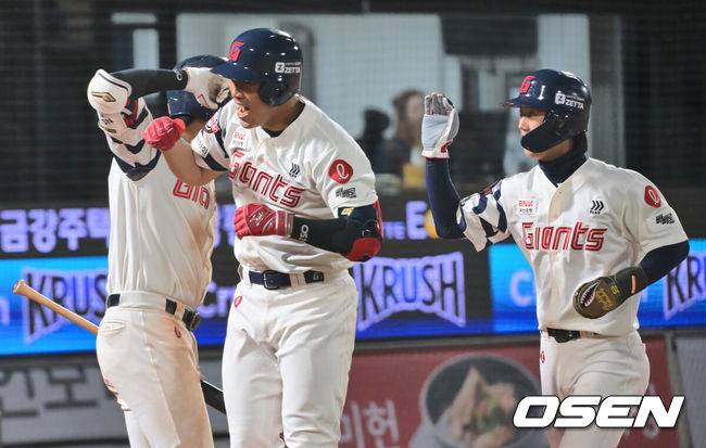 [OSEN=부산, 이석우 기자] 15일 부산 사직야구장에서 2025 신한 SOL 뱅크 KBO 리그 롯데 자이언츠와 키움 히어로즈의 경기가 열렸다. 홈팀 롯데는 나균안, 방문팀 키움은 로젠버그가 선발 출전했다.롯데 자이언츠 전준우가 8회말 1사 1루 좌월 역전 2점 홈런을 치고 하이파이브를 하고 있다. 2025.04.15 / foto0307@osen.co.kr